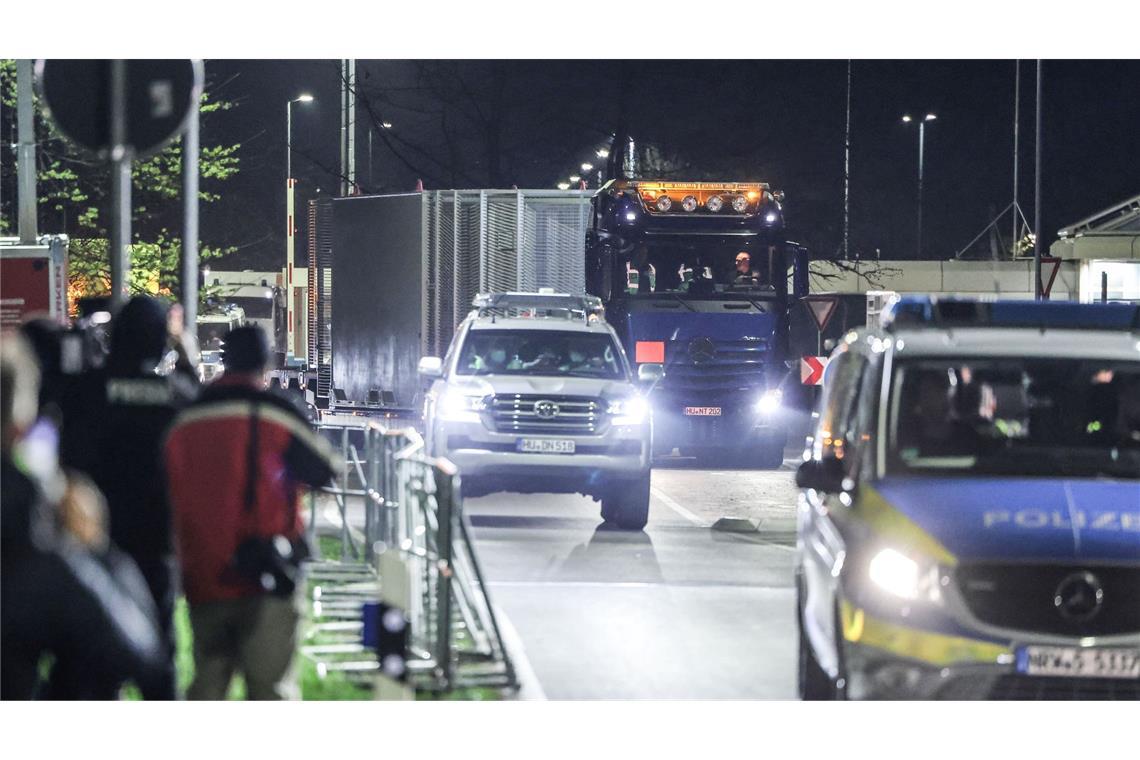 Der Lkw mit dem Castor hat das Jülicher Forschungszentrum einige Minuten nach 22.00 Uhr verlassen.