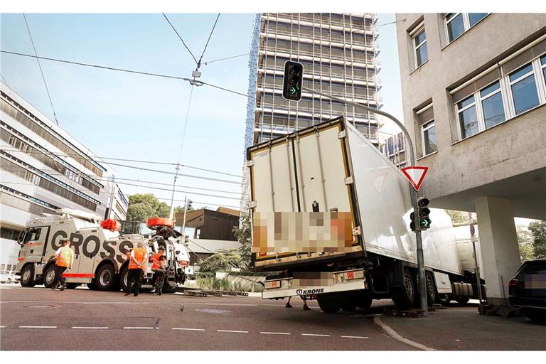 Der Lkw war an einer Hausecke in Stuttgart-Ost hängengeblieben.