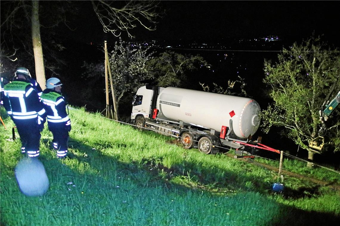 Gefahrgut-Lkw rutscht in Remshalden in den Graben