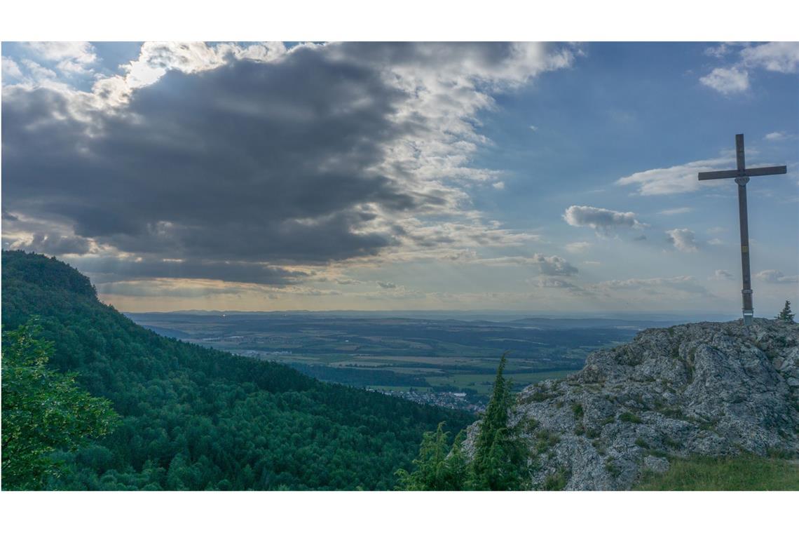 Der Lochen ist der schönste Aussichtspunkt bei Balingen. Jetzt ist man auf der Westalb angelangt, wo sich die Berge über 1000 Meter befinden.