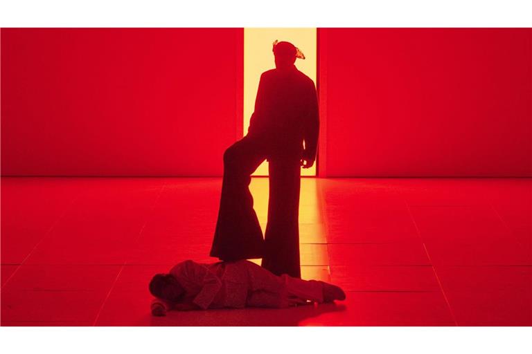Der Löwe ist zur Beute geworden: Jago (Daniel Miroslaw, stehend) hat Otello (Marco Berti) zur Strecke gebracht.