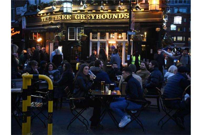 Der Londoner Pub „The Three Greyhounds“ hat im nächsten Jahr vielleicht länger geöffnet. Foto: Kirsty O'Connor/PA Wire/dpa