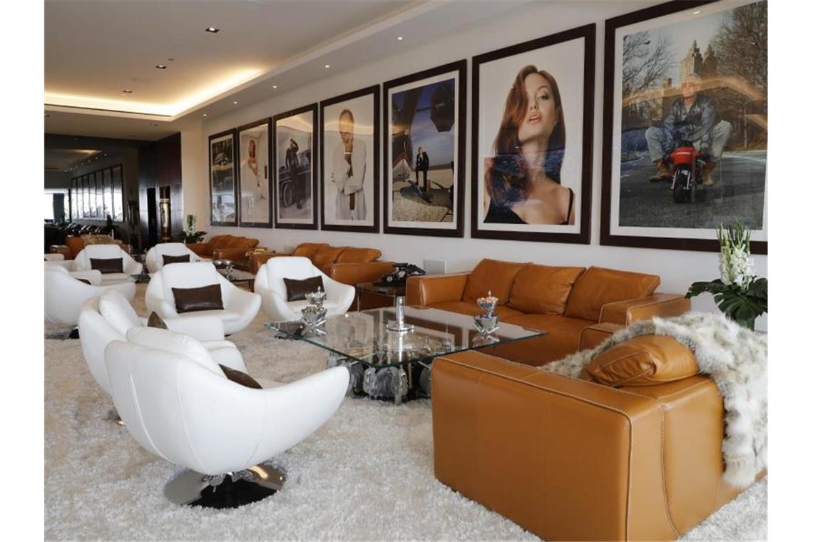 US-Luxusvilla mit 21 Badezimmern für 94 Mio. Dollar verkauft Der Lounge-Bereich: Für 94 Millionen US-Dollar ging die Villa „Billionaire“ weg. Foto: Jae C. Hong/AP/dpa