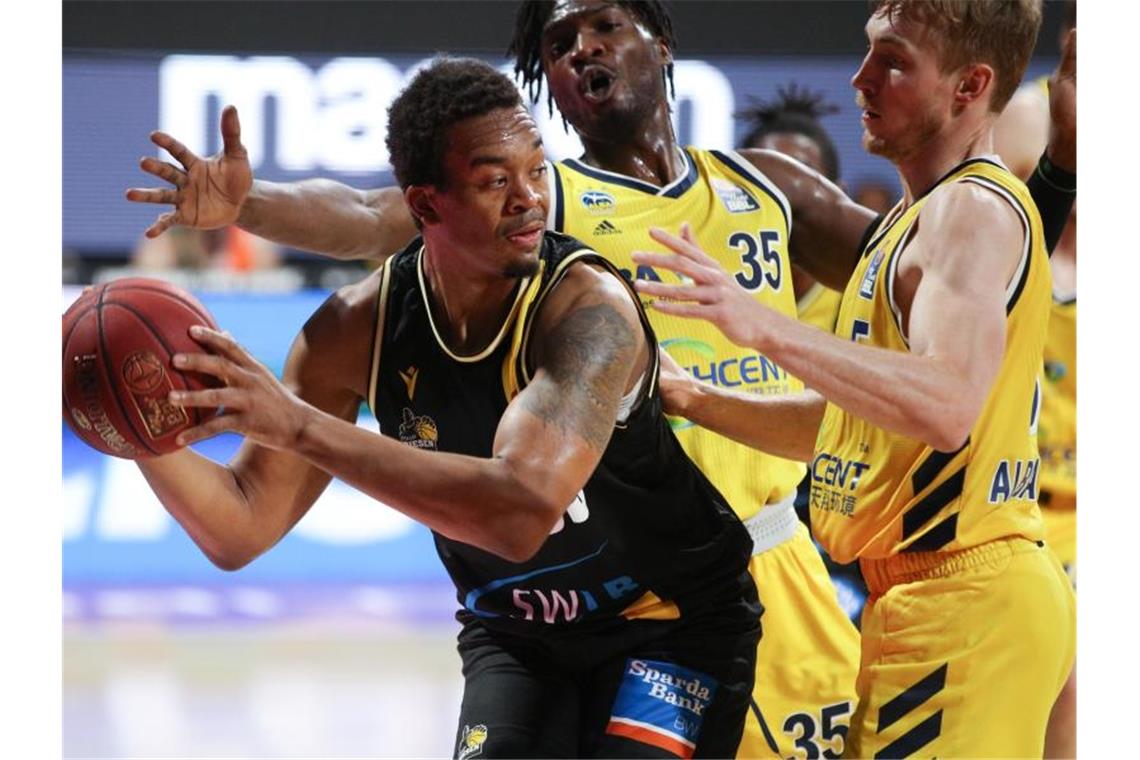 Der Ludwigsburger Cameron Jackson und die Berliner Landry Nnoko und Niels Giffey (l-r.) in Aktion. Foto: Adam Pretty/Getty Images Europe/Pool/dpa