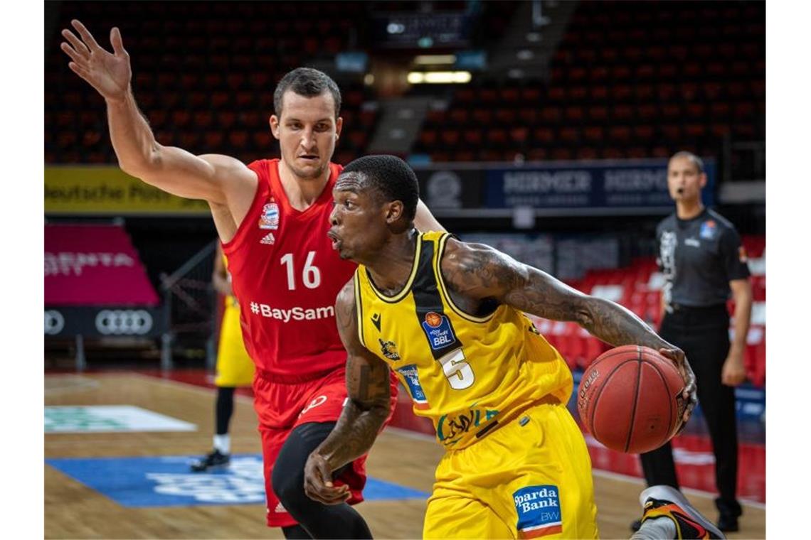 Der Ludwigsburger Teyvon Myers (r) zieht gegen Paul Zipser zum Korb. Foto: Tilo Wiedensohler/camera4/BBL/Pool/dpa