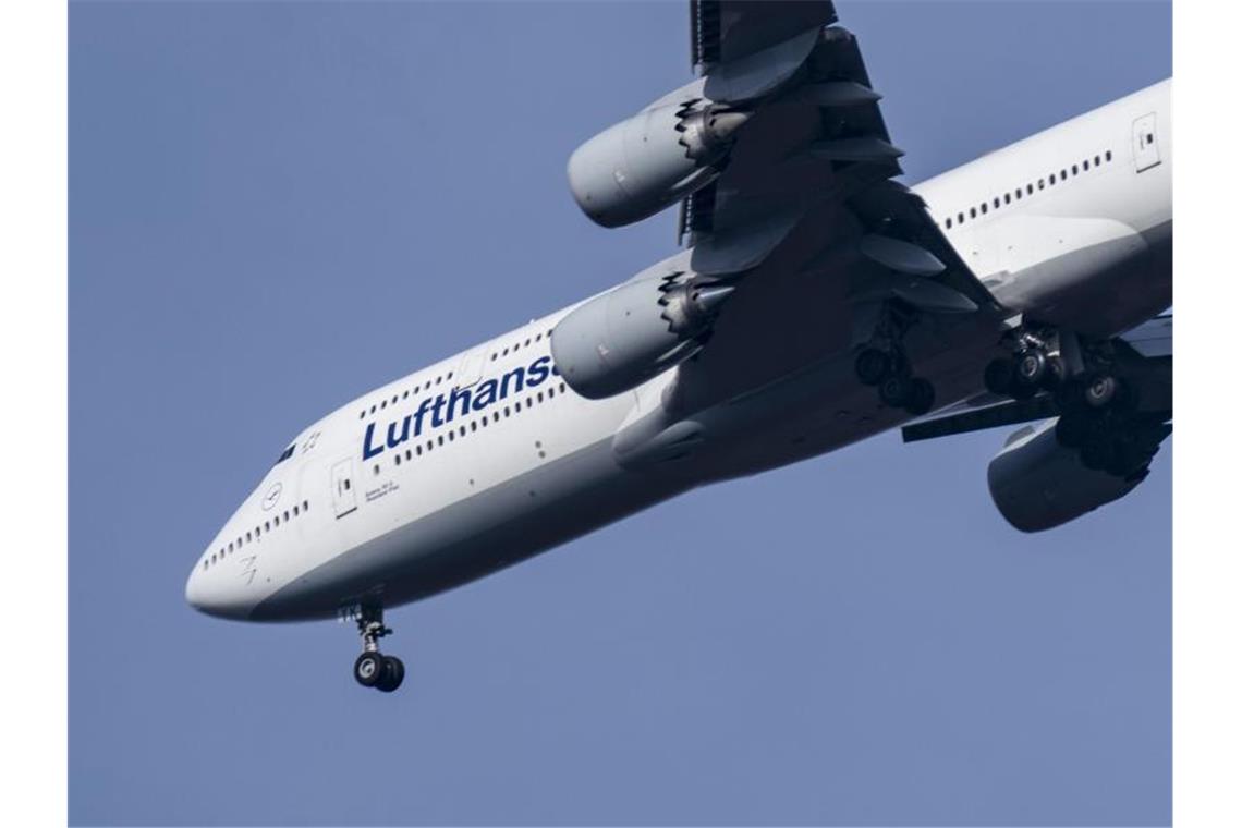 Der Lufthansa-Konzern streicht sein Flugprogramm für die kommenden Wochen wegen der Coronaviurs-Krise um bis zu 70 Prozent zusammen. Foto: Frank Rumpenhorst/dpa