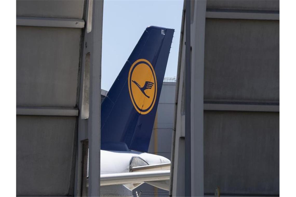 Der Lufthansa-Konzern verhandelt wieder mit seinen Piloten über Einsparungen beim Personal. Foto: Boris Roessler/dpa