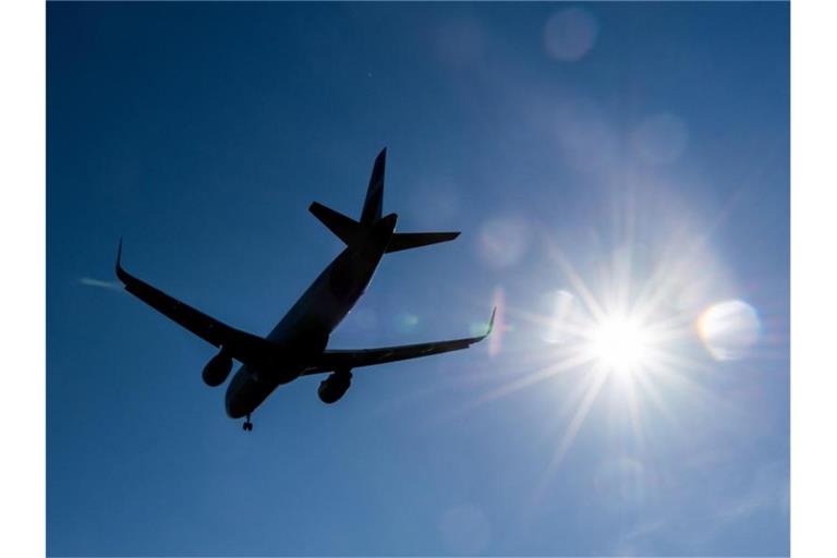 Der Luftverkehr gehört zu den Branchen, die in der Corona-Krise am schwersten belastet sind. Foto: Robert Michael/dpa