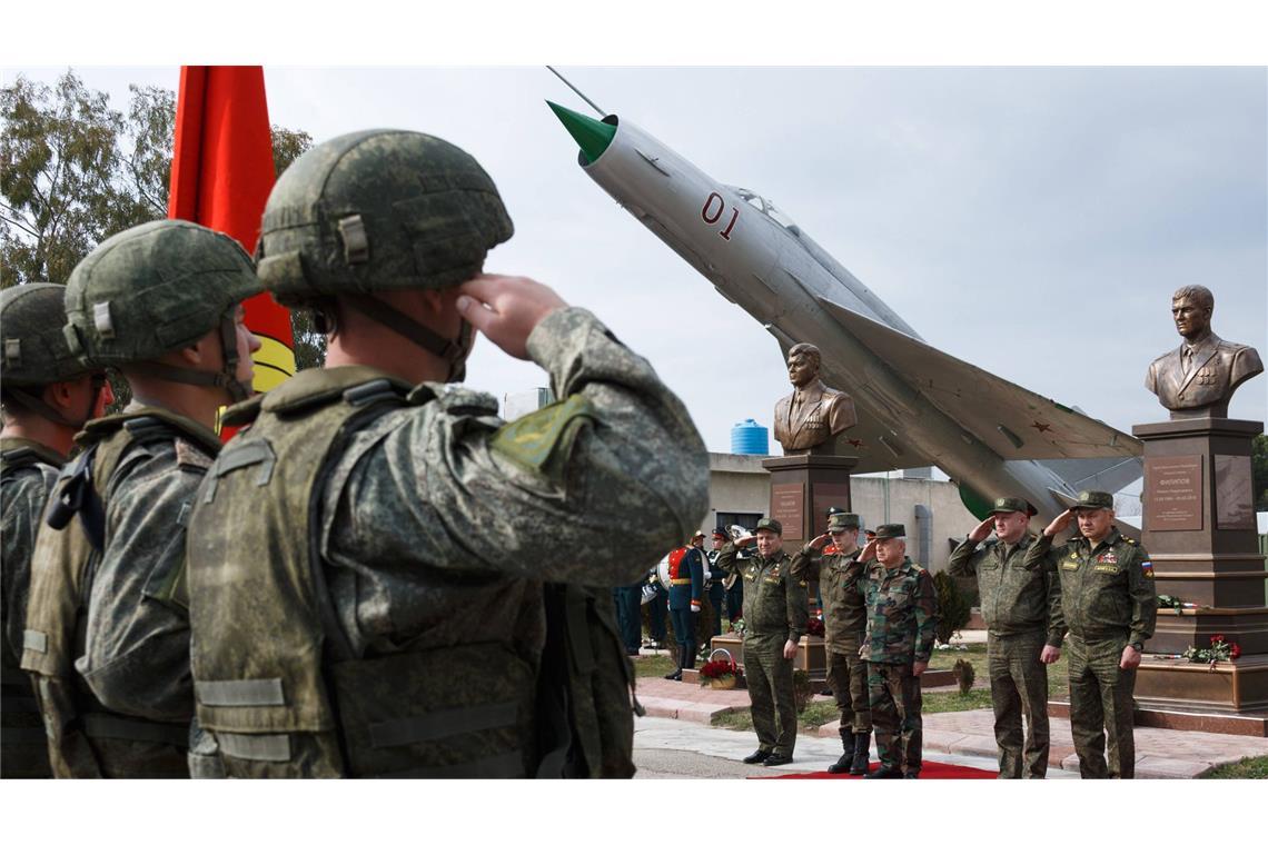 Russlands Stärke ist ein Trugbild Der Luftwaffenstützpunkt Hmeimim (hier im Jahr 2022 bei einer Gedenkveranstaltung für in Syrien gefallene Russen) liegt in der nun von Islamisten kontrollierten Provinz Latakia.