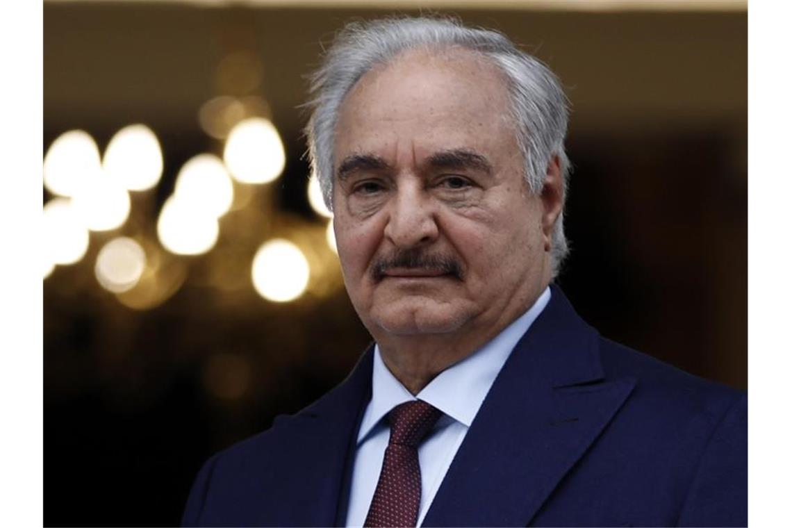 Der lybische Warlord Chalifa Haftar soll von einem Trump-Unterstützer beraten worden sein, so die UN. Foto: Thanassis Stavrakis/AP/dpa