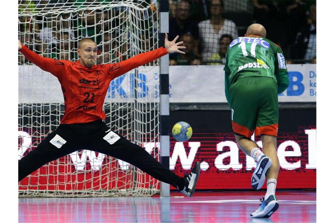 Werbung statt Finale: Ärger um TV-Panne bei Handball-Hit Der Magdeburger Tim Hornke (r.) wirft einen Siebenmeter gegen den Kieler Torwart Dario Quenstedt. Foto: Ronny Hartmann