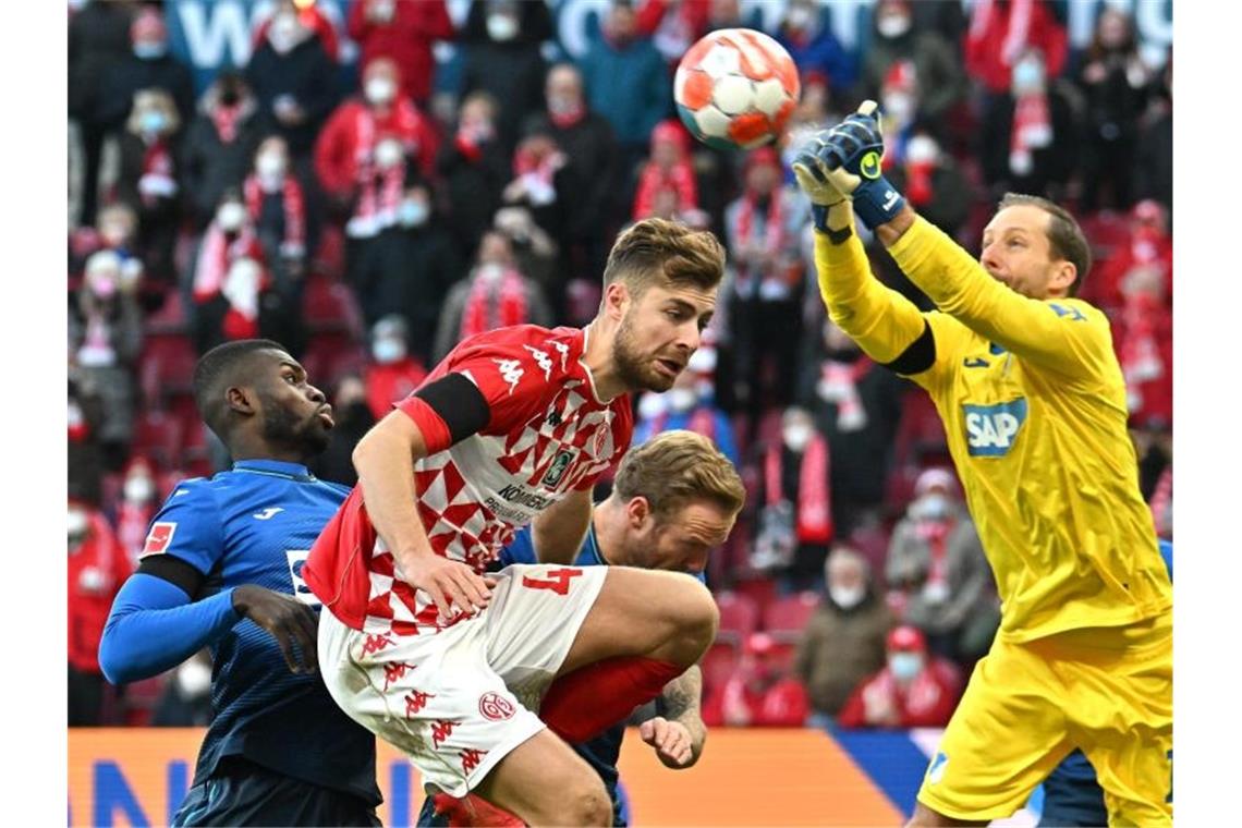 Sieg und Vereinsrekord: Mainz düpiert Hoffenheim Der Mainzer Alexander Hack (2.v.l) in Aktion gegen Hoffenheims Torwart Oliver Baumann (r). Foto: Torsten Silz/dpa