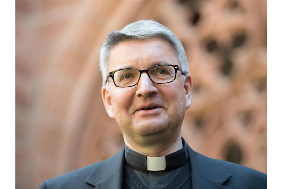 Urteil zur Sterbehilfe: Kirchen reagieren kritisch Der Mainzer Bischof Peter Kohlgraf. Foto: Arne Dedert/dpa/Archivbild