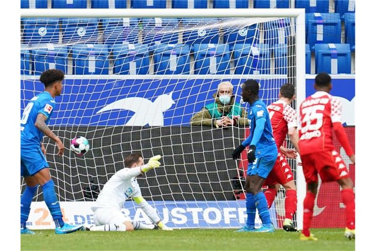 Der Mainzer Dominik Kohr (2.v.r) traf zur 2:1-Führung. Foto: Uwe Anspach/dpa