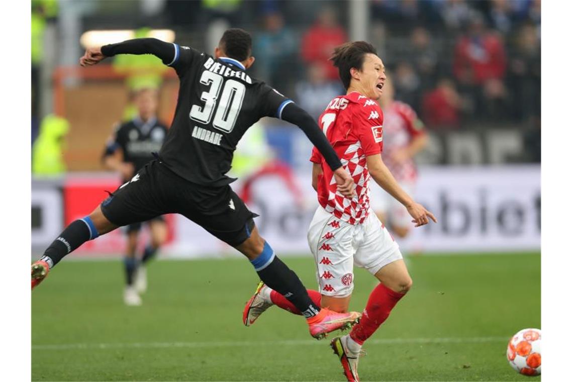 Bayern melden sich zurück - Erfolgreiches Debüt von Kohfeldt Der Mainzer Jae-sung Lee (r) wird von Bielefelds Andres Andrade (l) gefoult. Foto: Friso Gentsch/dpa