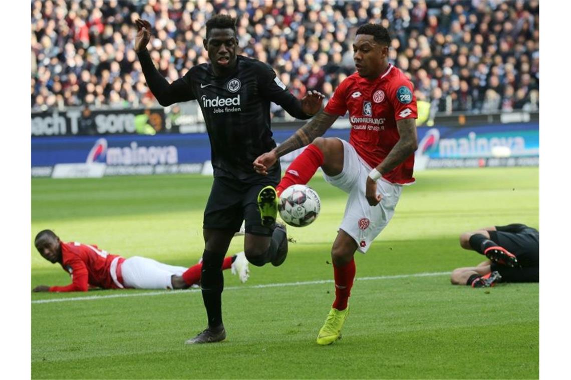 Frankfurt verspielt nach Europa-Aus auch Platz vier Der Mainzer Jean-Paul Boetius (r) und Frankfurts Danny da Costa kämpfen um den Ball. Foto: Thomas Frey