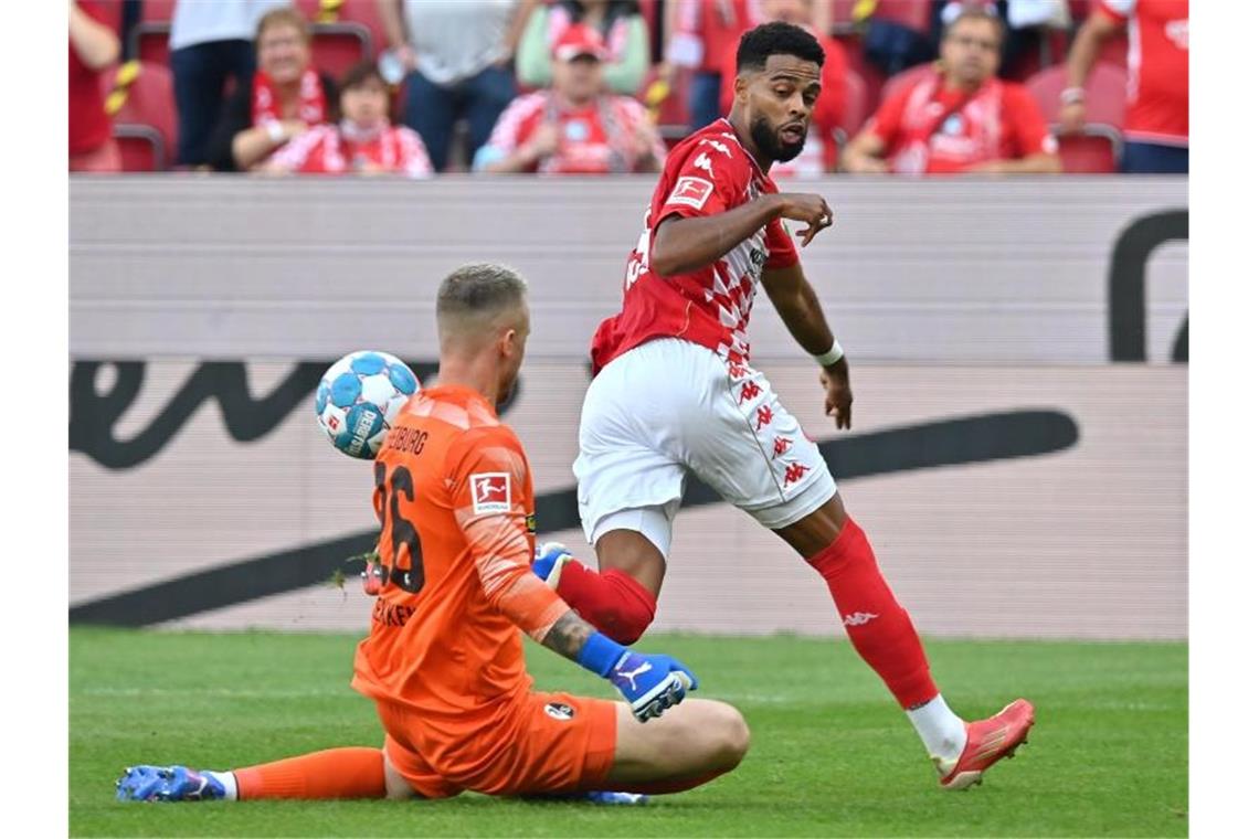 Kein Leckerbissen: Nullnummer zwischen Mainz und Freiburg Der Mainzer Jeremiah St. Juste verliert das Duell gegen Freiburgs Torwart Mark Flekken. Foto: Torsten Silz/dpa