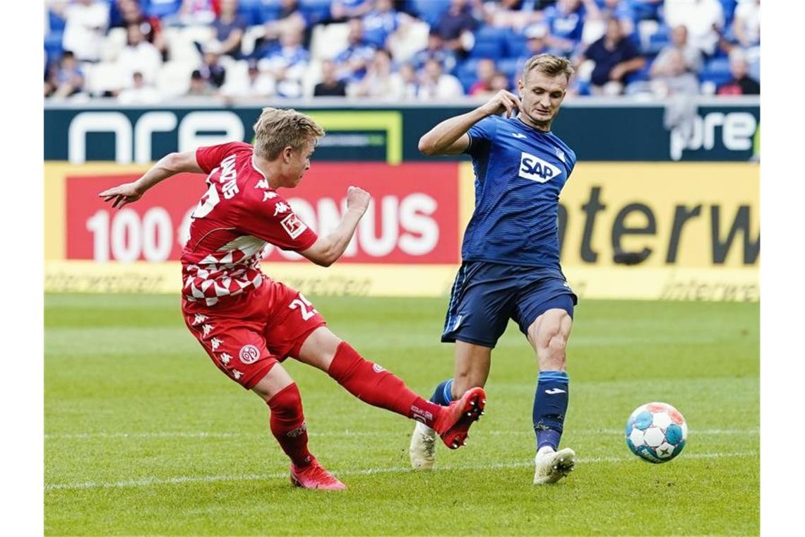 Der Mainzer Jonathan Burkardt (l) trifft zum 1:0 in Hoffenheim. Foto: Uwe Anspach/dpa