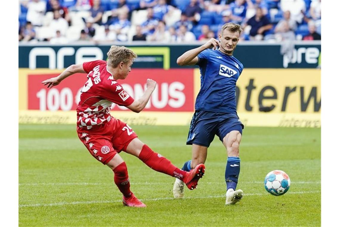 Bayern siegt in Leipzig - Dortmund gewinnt Spektakel Der Mainzer Jonathan Burkardt (l) trifft zum 1:0 in Hoffenheim. Foto: Uwe Anspach/dpa