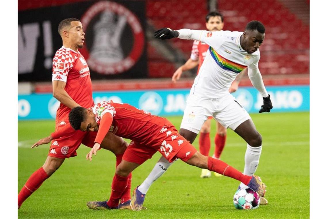 VfB-Sieg gegen Mainz: Kleiner Befreiungsschlag Der Mainzer Phillipp Mwene (l) im Zweikampf mit Stuttgarts Silas Wamangituka. Foto: Sebastian Gollnow/dpa