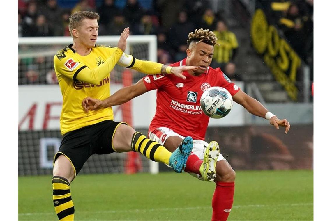 Leipzig vorerst an der Spitze - Coutinho-Gala in München Der Mainzer Pierre Kunde Malong (r) im Zweikampf mit Dortmunds Marco Reus (l). Foto: Thomas Frey/dpa