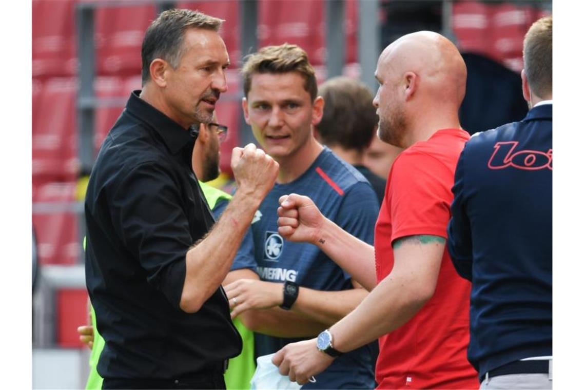 Der Mainzer Sportvorstand Rouven Schröder (r) im Gespräch mit FSV-Cheftrainer Achim Beierlorzer. Foto: Arne Dedert/dpa