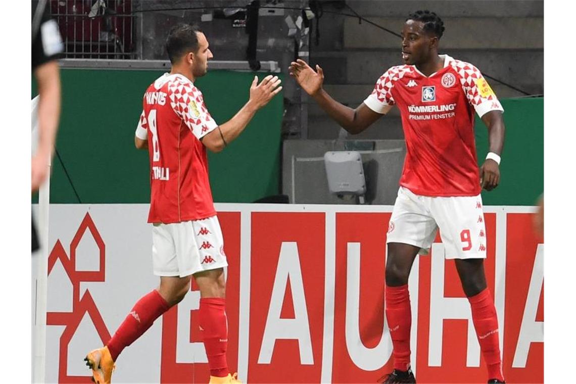 Der Mainzer Torschütze Jean-Philippe Mateta (r) feiert mit Levin Öztunali den Treffer zum 1:1-Ausgleich gegen den TSV Havelse. Foto: Arne Dedert/dpa