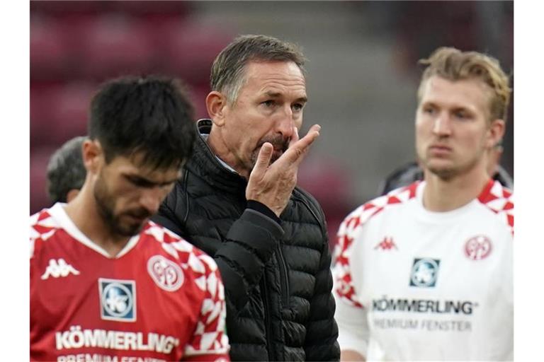 Der Mainzer Trainer Achim Beierlorzer muss möglicherweise um seinen Job bangen. Foto: Thomas Frey/dpa
