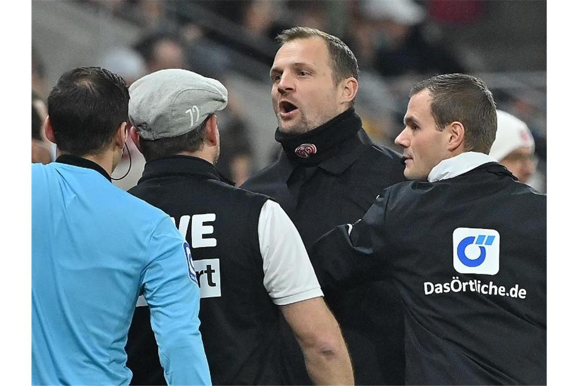 Der Mainzer Trainer Bo Svensson und Kölns Trainer Steffen Baumgart tauschen Nettigkeiten aus. Foto: Torsten Silz/dpa