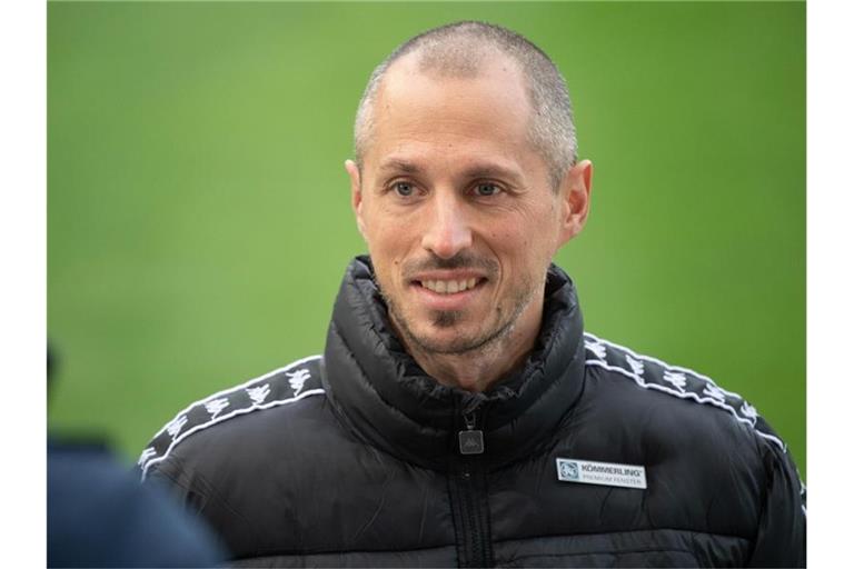 Der Mainzer Trainer Jan-Moritz Lichte gibt vor dem Spiel ein Interview. Foto: Sebastian Gollnow/dpa/Archivbild