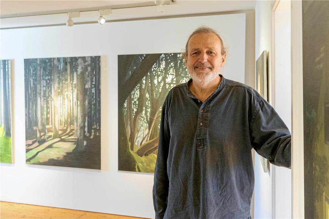 Backnang: Neue Ausstellung im Helferhaus Der Maler Klaus Fischer zeigt im Helferhaus einen Ausschnitt seiner Werke, darunter eine Serie über Bäume. Fotos: Alexander Becher