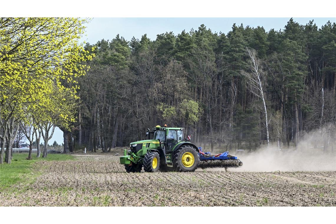 Traktor überrollt in Bayern Beine von 85-Jährigem Der Mann brach sich mehrere Knochen. (Symbolbild)