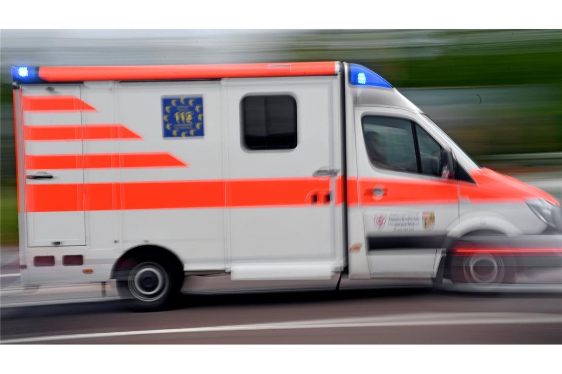 Auto prallt gegen Baum –  Fahrer stirbt