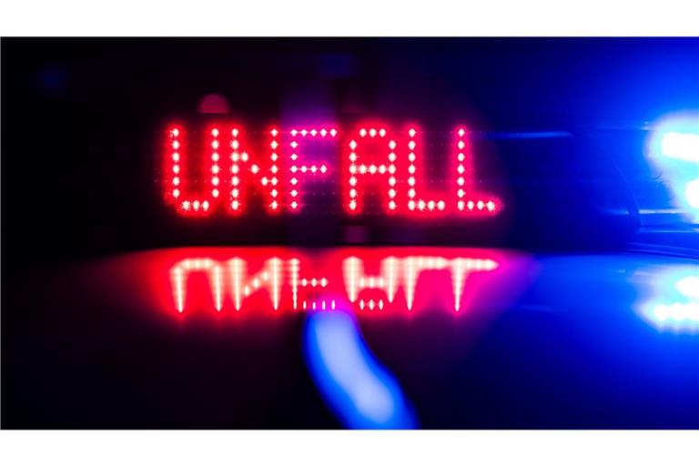 Der Mann fiel mehrere Meter in die Tiefe, wie die Polizei mitteilte (Symbolbild).