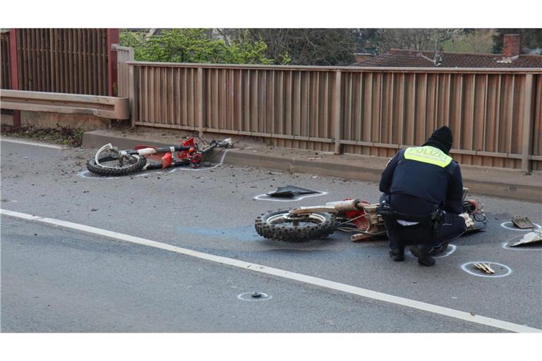 Der Mann fiel mehrere Meter in die Tiefe, wie die Polizei mitteilte.