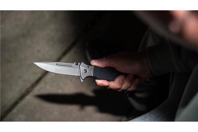 Der Mann fragte nach einer Wegbeschreibung und zog dann unvermittelt ein Messer. (Symbolfoto)