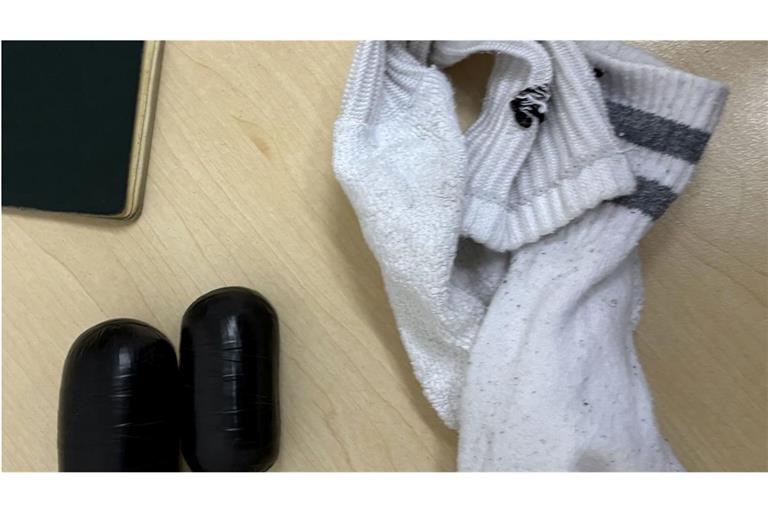 Der Mann hatte die Drogen unter anderem in einer Tennissocke in seiner Unterhose verstaut.