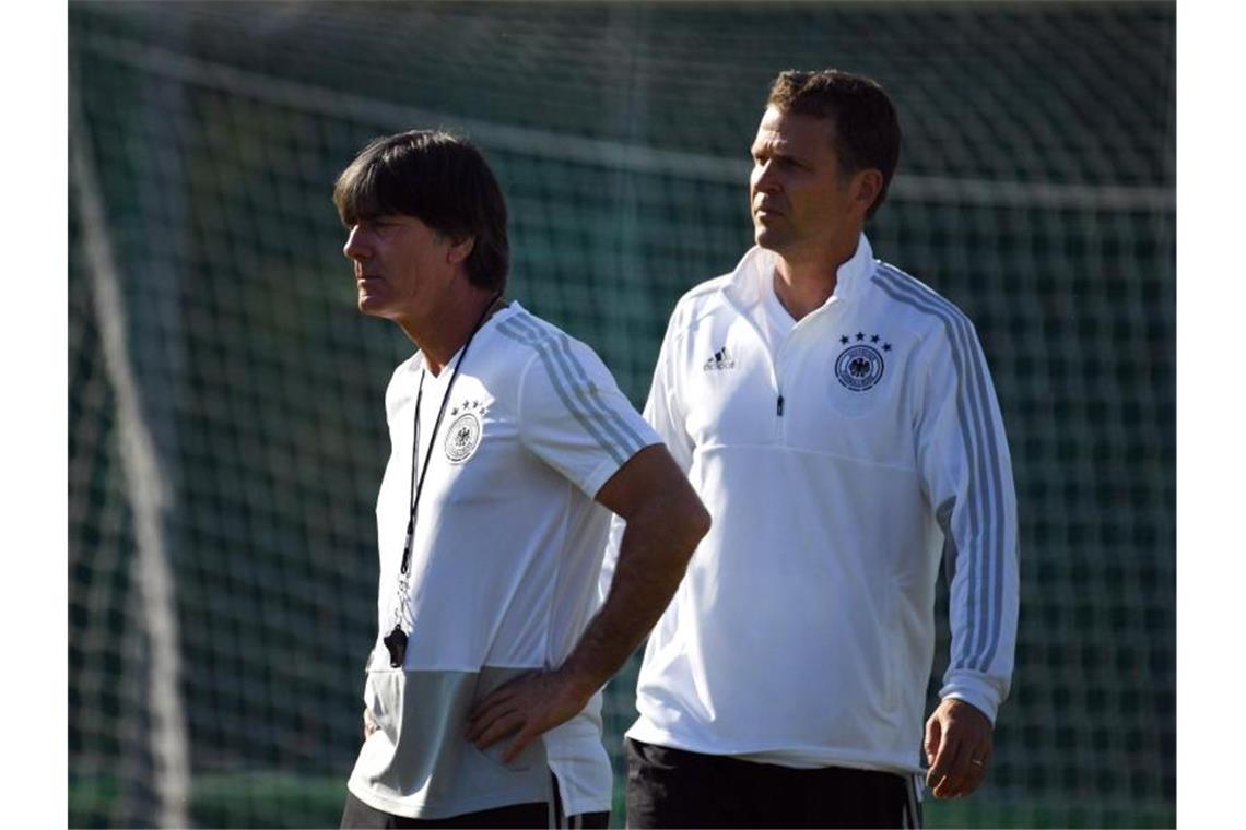 Der Mann hinter dem Bundestrainer: DFB-Direktor Oliver Bierhoff (r) hält Joachim Löw den Rücken frei. Foto: Ina Fassbender/dpa