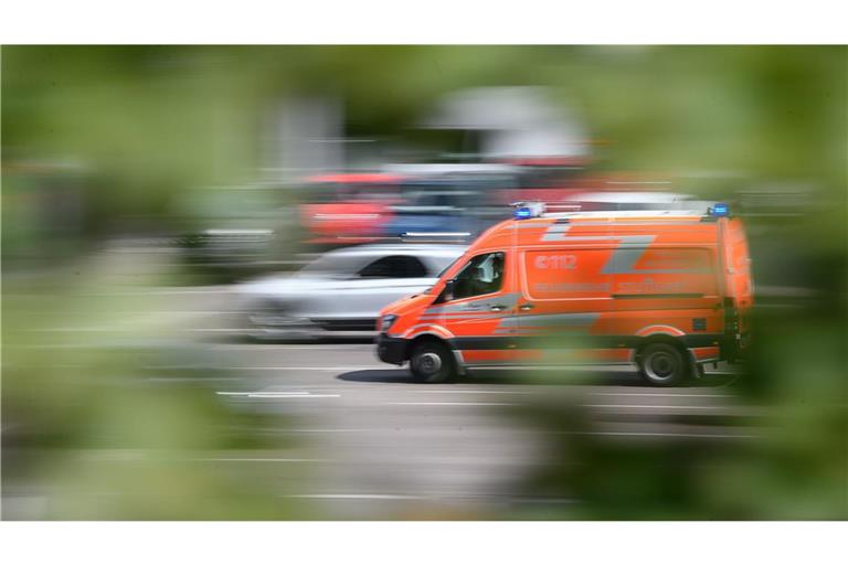 Der Mann kam mit leichten Verletzungen in ein Krankenhaus. (Symbolbild)