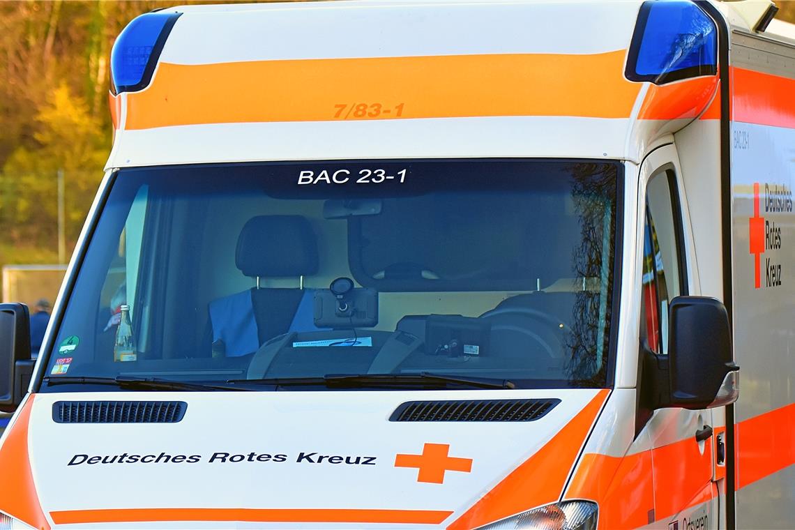 Berglen: Unfall wegen zu viel Tempo Der Mann konnte die Rettungsdienste selbst verständigen. Er wurde in ein Krankenhaus gebracht. Symbolbild: Tobias Sellmaier