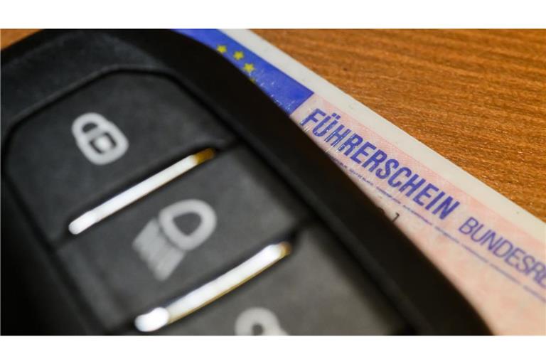 Der Mann musste den Führerschein wieder abgeben (Symbolbild).