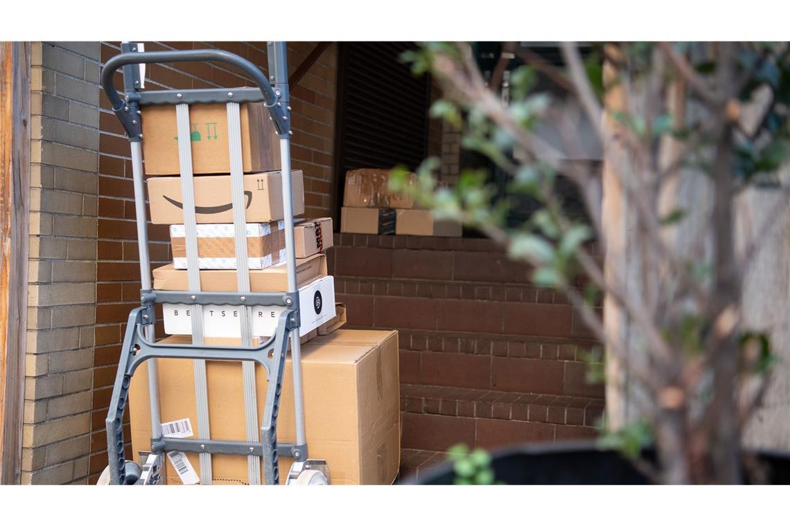 Der Mann soll 50 Pakete entsorgt haben (Symbolbild).