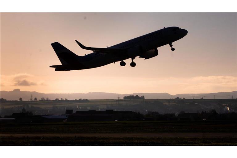 Der Mann soll als Kapitän geflogen sein, ohne die nötigen Unterlagen zu haben. (Symbolbild)