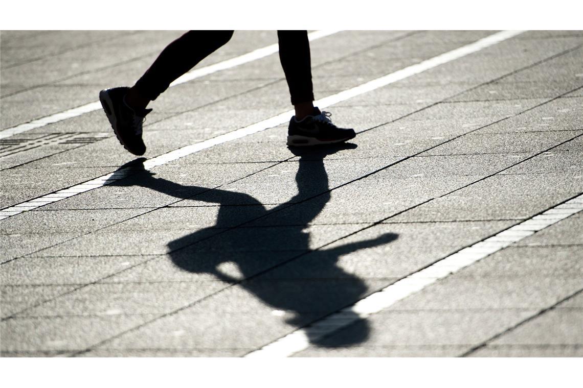 Unbekannter soll 17-jährige Joggerin mit spitzem Gegenstand verletzt haben Der Mann soll die Jugendliche unvermittelt angegriffen haben. (Symbolfoto)