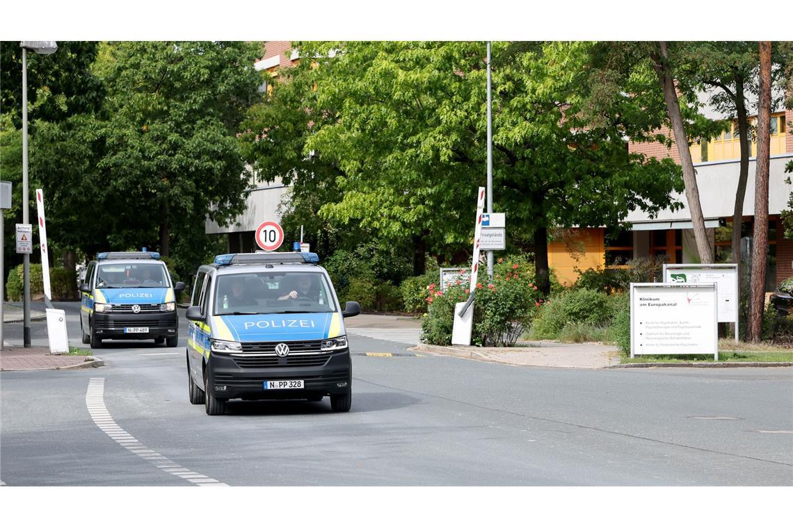 Der Mann soll sich noch während seines Ausgangs ins Ausland abgesetzt haben. Seit Sonntag ist er wieder in der Forensischen Psychiatrie in Erlangen untergebracht.