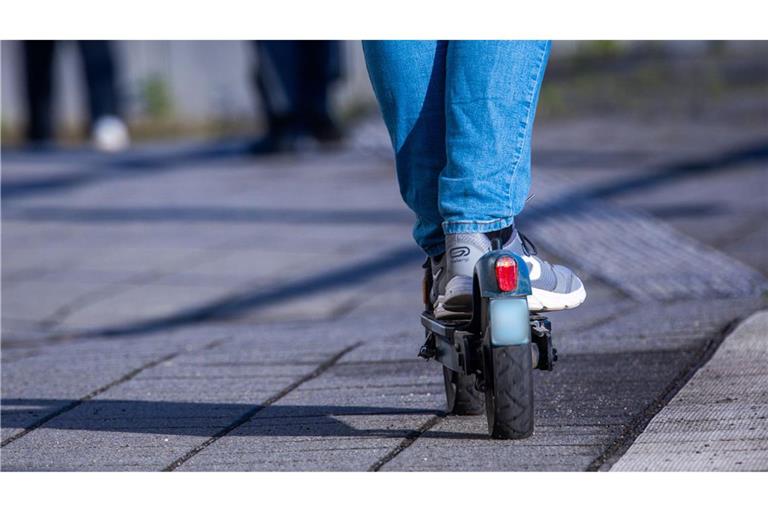 Der Mann stürzte schwer von seinem E-Scooter und erlag später einen Verletzungen. (Symbolfoto)