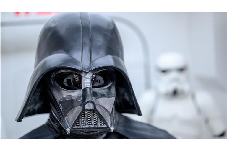 Der Mann trug eine Darth-Vader-Maske (Symbolbild)