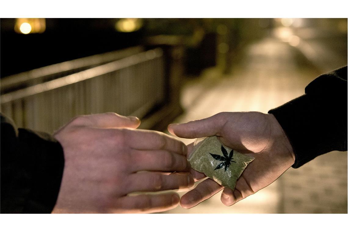 Mann gibt Marihuana an Schülerpraktikant von Polizei Der Mann übergab das Tütchen mit Marihuana an einen Schülerpraktikanten der Bundespolizei. (Symbolbild)