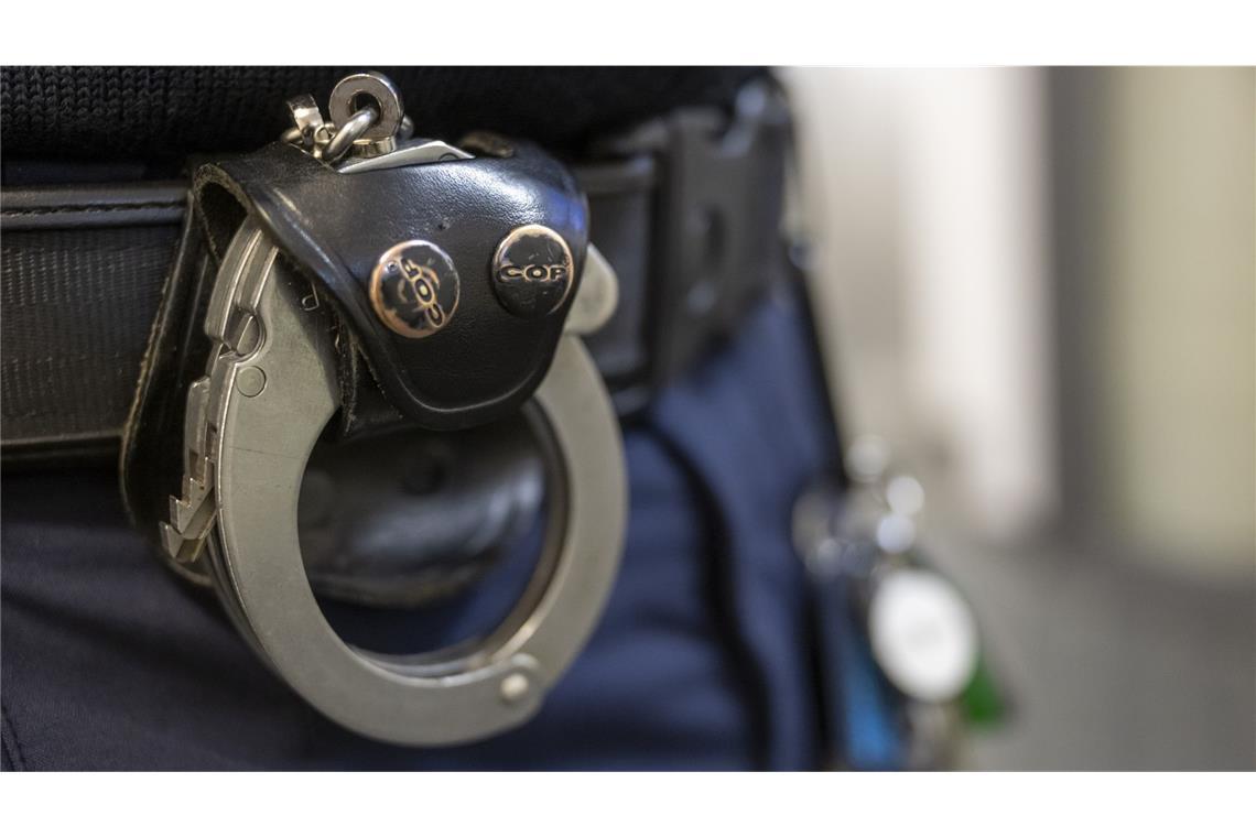 Der Mann war an eine Polizeibeamtin geraten. (Symbolbild)