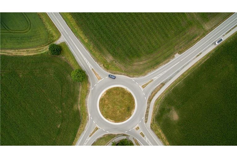 Der Mann war wochenlang verkehrt herum durch einen Kreisverkehr gefahren. (Symbolbild)